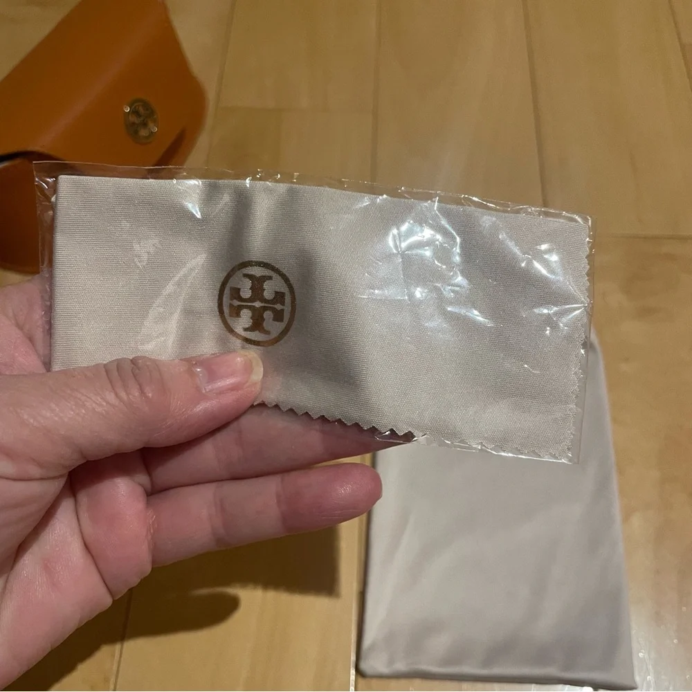 New Tory Burch sunglasses case with cloth set